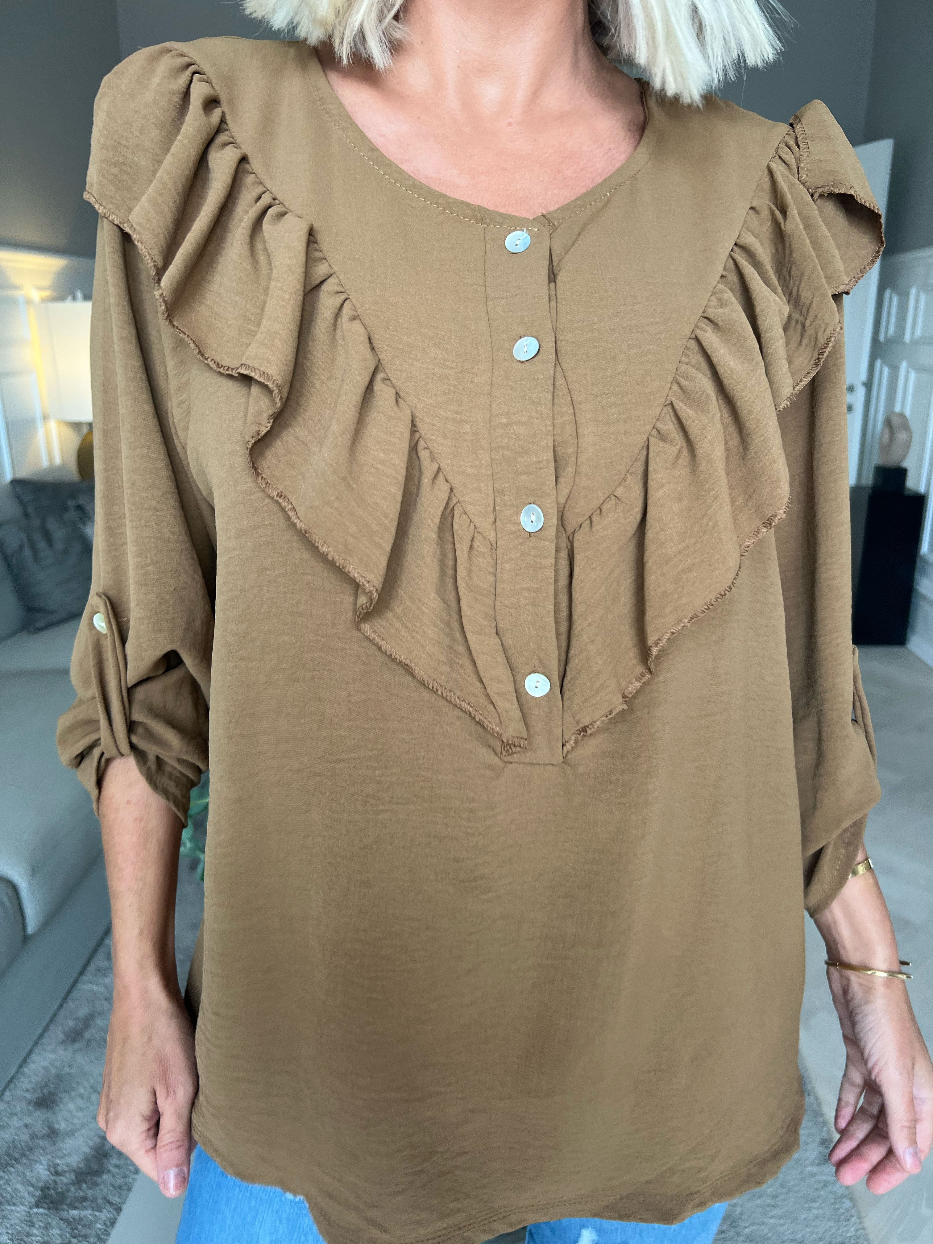 Nicola - Sød bluse med flæser og knapper